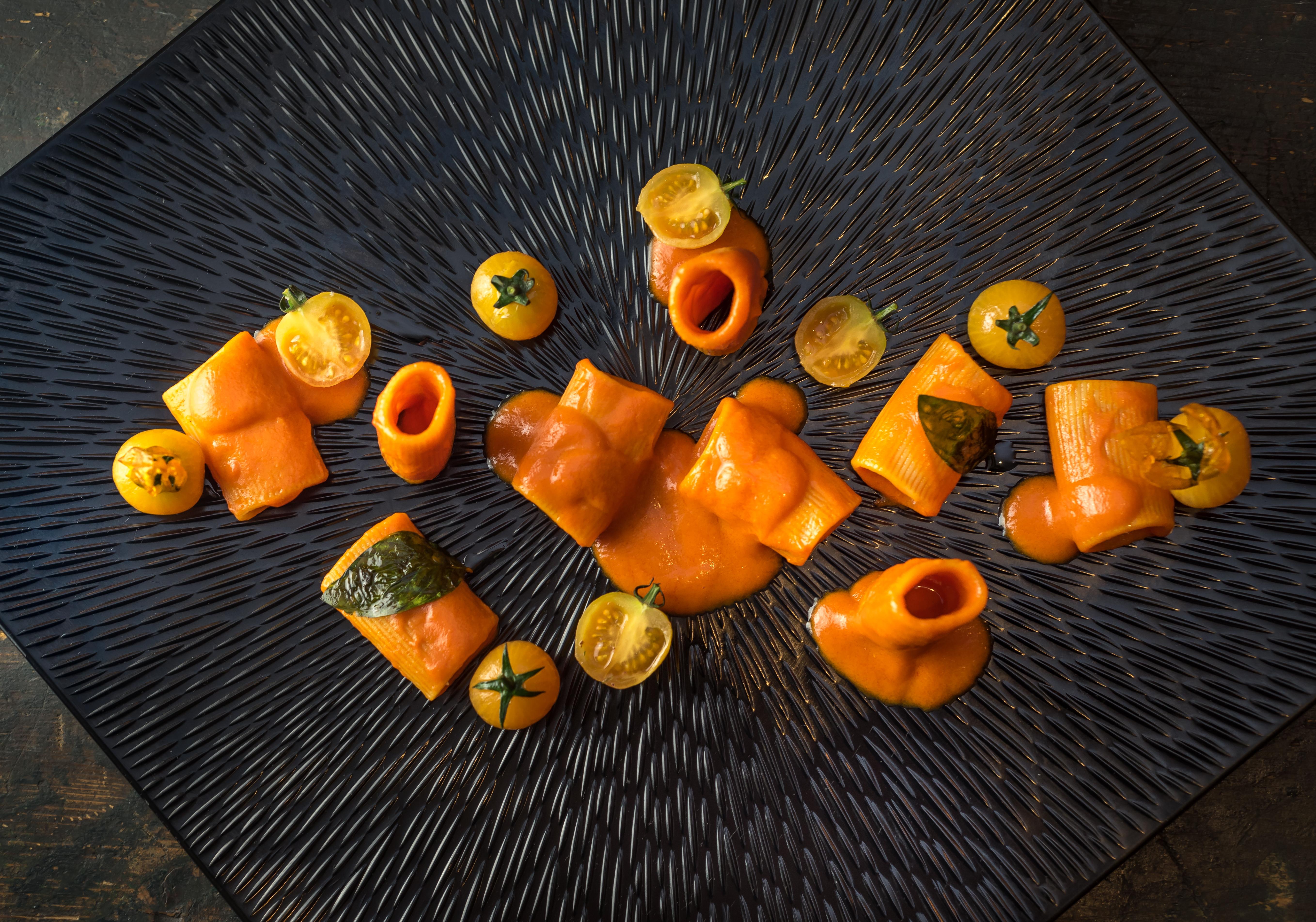 Kempinski Hotel Grand Arena Banszko Kültér fotó Salmon and tomatoes