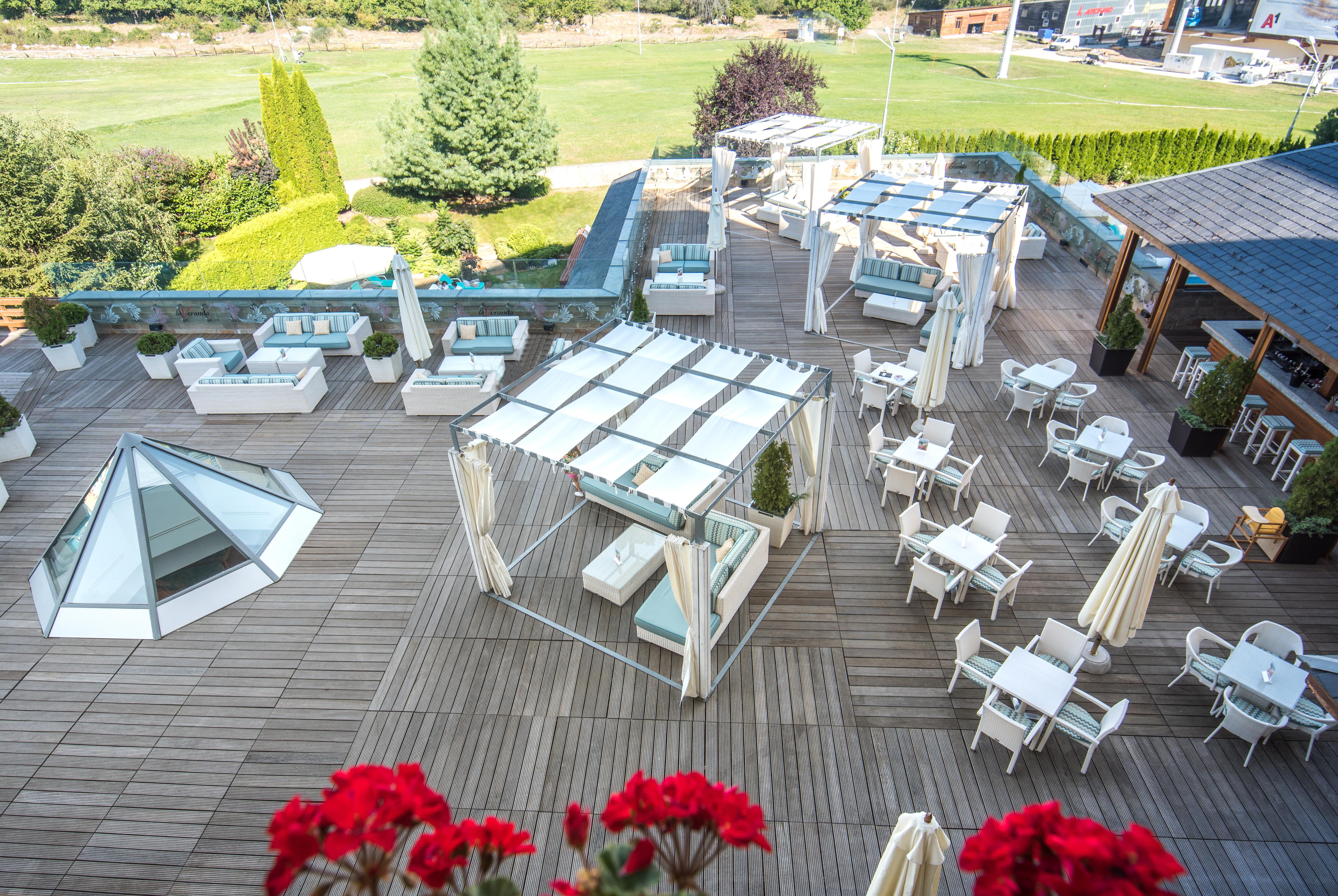 Kempinski Hotel Grand Arena Banszko Kültér fotó The terrace of the hotel