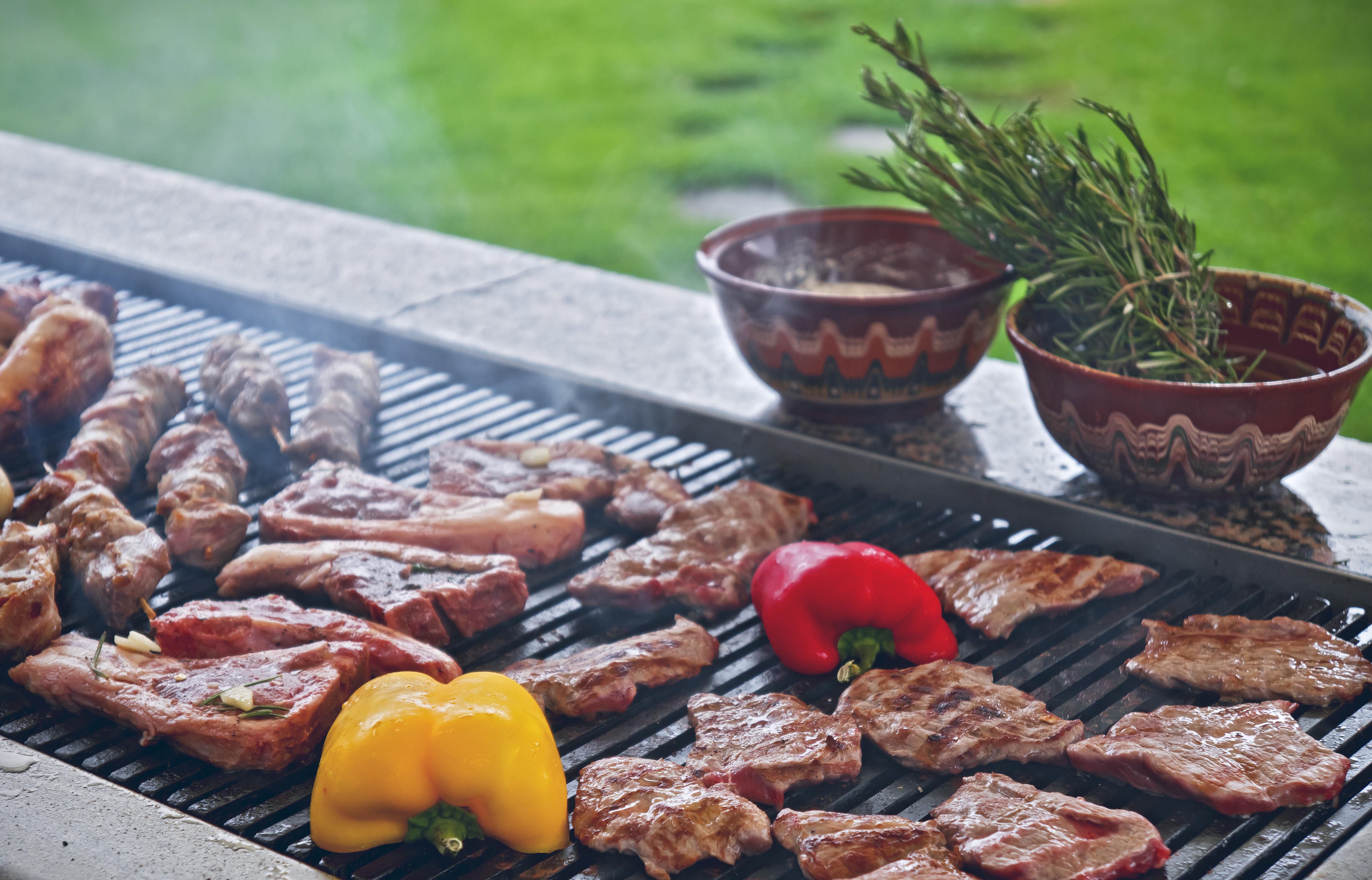 Kempinski Hotel Grand Arena Banszko Kültér fotó A typical barbecue